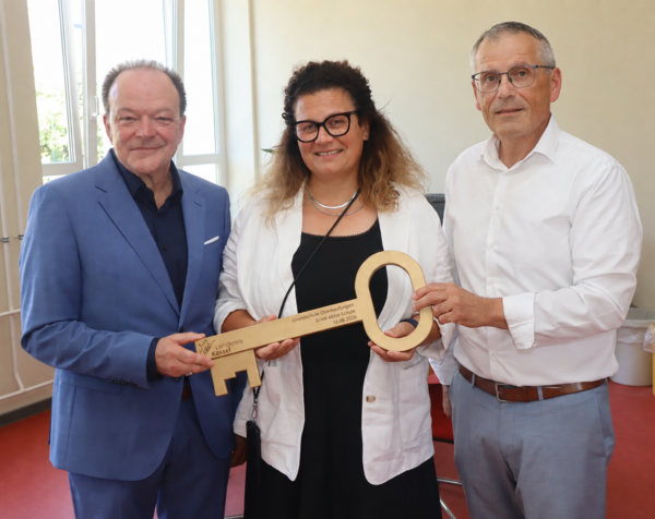 Große Freude über den fertiggestellten Erweiterungsbau: v.l. Bürgermeister Arnim Roß, Schulleiterin Pia Auell und Landrat Andreas Siebert.