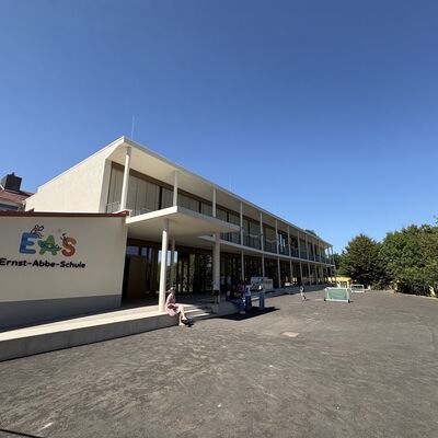 Bild vergr&ouml;&szlig;ern: Beherbergt auf rund 885 Quadratmetern konzeptuelle Lernräume, eine Mensa mit Speisesaal und vieles mehr: Der Neubau der Ernst-Abbe-Schule.
