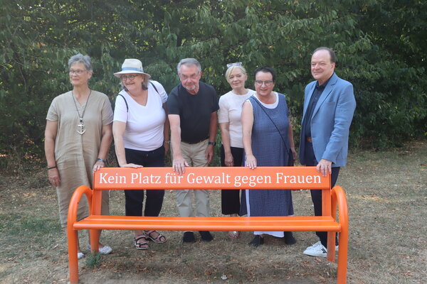 Kein Platz für Gewalt gegen Frauen – eine starke Botschaft auf Kaufungens erster Orange Bank. Bei der Einweihung dabei: (v.l.) Anette Milas (Frauenbeauftragte Landkreis Kassel, Christiane Röhlig (Mitglied des Gemeindevorstands), Reinhard Zymzak (Mitglied des Gemeindevorstands), Katja Schöne (Sozialwissenschaftlerin), Angelika Schinkel (Initiatorin), Arnim Roß (Bürgermeister).