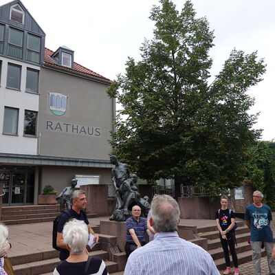 Bild vergr&ouml;&szlig;ern: Auf dem Platz vor dem Rathaus wurde über Potentiale für Klimaanpassung diskutiert.