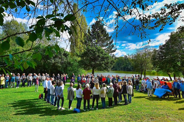 Zahlreiche Chöre nehmen bei "Singen im Park" teil.
