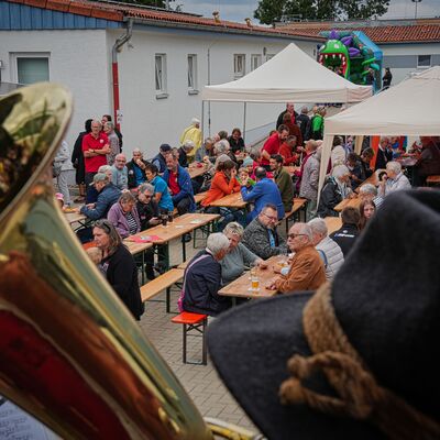 Bild vergr&ouml;&szlig;ern: Musik, Essen, und Trinken. Ein schöner Tag im Lossetalstadion.