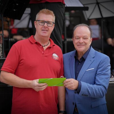 Bild vergr&ouml;&szlig;ern: Erster Vorsitzender des Musikzuges, Michael Hüter und Bürgermeister Arnim Roß. Die Vereinskasse freute sich über eine Spende zum Jubiläum.