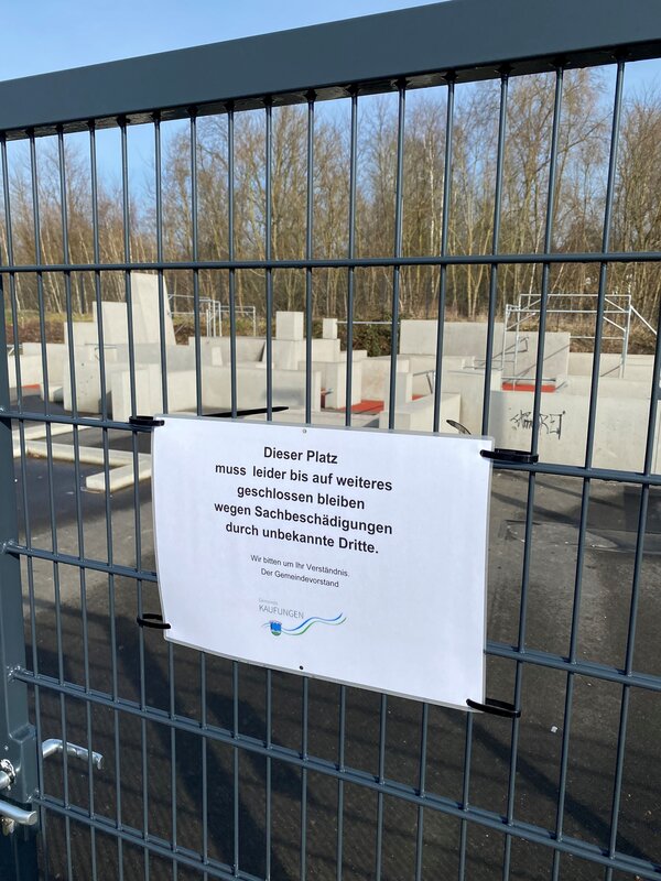 Vandalismusschaden: Bis der Fallschutzbelag repariert ist, muss der Parkourplatz geschlossen bleiben. 