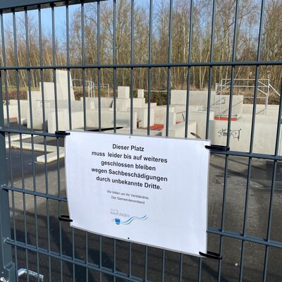 Bild vergr&ouml;&szlig;ern: Vandalismusschaden: Bis der Fallschutzbelag repariert ist, muss der Parkourplatz geschlossen bleiben.