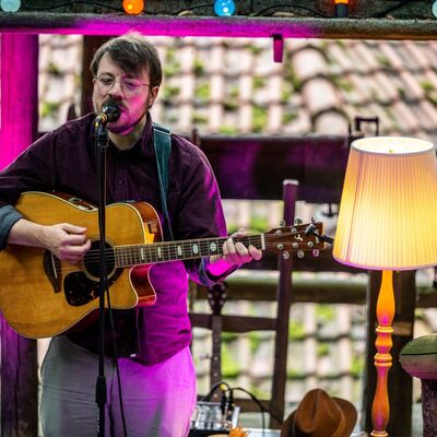 Bild vergr&ouml;&szlig;ern: Alex Peppler begeisterte mit eigenen Songs und Cover-Versionen.