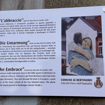Bild vergr&ouml;&szlig;ern: Am Gemälde ist das Kaufunger Gegenstück abgebildet und verweist auf die Botschaft des Projektes.
