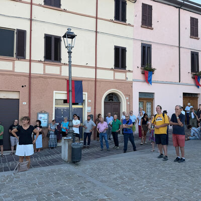 Bild vergr&ouml;&szlig;ern: Das Mural „L’abbraccio“ - „Die Umarmung“ befindet sich in Bertinoro auf der zentralen „Terrazzo Jacopo“ in der Via Mazzini.