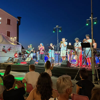 Bild vergr&ouml;&szlig;ern: Im Anschluss an die feierliche Eröffnung des Gemäldes gab „Rock E 45“ wie in jedem Jahr ein tolles Konzert auf der Piazza della Libertà.