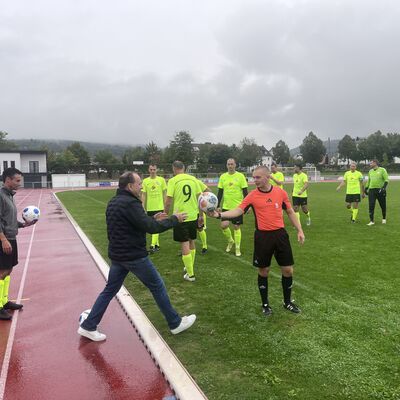 Bild vergr&ouml;&szlig;ern: Ballübergabe vor dem Anpfiff: Bürgermeister Arnim Roß führte den Anstoß zur Partie selbst durch.