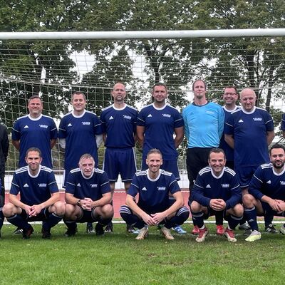 Bild vergr&ouml;&szlig;ern: Trotz Niederlage schlug sich das Team Alte Herren SV Kaufungen 07/ Gemeindeverwaltung souverän. Es spielten: Daniel Leppin, Marco Bischoff, Jörg Schott, Patrick Müller, Dennis Möller, Evrim Köse, Tobias Scherbaum, Marco Sirringhaus, Dirk Brehm, Heiko Allmeroth, Paul Schwarzer, Matthias Dümer, Marat Martirosjan und Oliver Scholz.