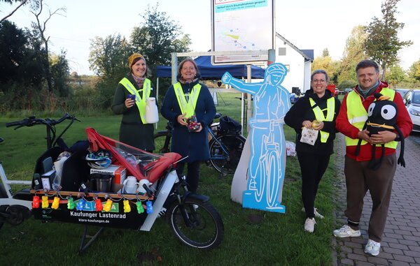 Organisierten im Rahmen der europäischen Mobilitätswoche ein Pendlerfrühstück in Niederkaufungen für alle Radpendlerinnen und Radpendler: (v.l.) Lisa Haubner (Klimaschutzmanagement Kunigundengemeinde Kaufungen), Sandra Kambach (Radverkehrsbeauftragte Zweckverband Raum Kassel), Valesca Kickstein (Zweckverband Raum Kassel) und Christoph Hüther (Radverkehrsbeauftragter Landkreis Kassel). 