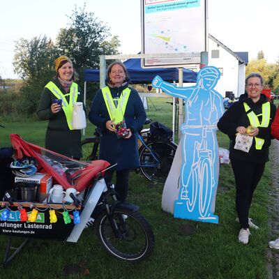 Bild vergr&ouml;&szlig;ern: Organisierten im Rahmen der europäischen Mobilitätswoche ein Pendlerfrühstück in Niederkaufungen für alle Radpendlerinnen und Radpendler: (v.l.) Lisa Haubner (Klimaschutzmanagement Kunigundengemeinde Kaufungen), Sandra Kambach (Radverkehrsbeauftragte Zweckverband Raum Kassel), Valesca Kickstein (Zweckverband Raum Kassel) und Christoph Hüther (Radverkehrsbeauftragter Landkreis Kassel).