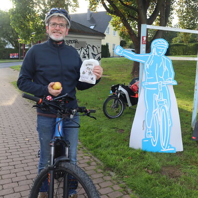 Bild vergr&ouml;&szlig;ern: Matthias Hörner aus Kaufungen legte eine Innerortsfahrt mit dem Rad zurück und bedankte sich für das willkommene Frühstück am Morgen.