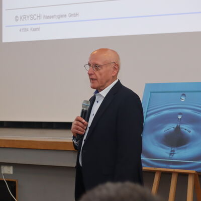 Bild vergr&ouml;&szlig;ern: Rainer Kryschi von der Wasserhygiene GmbH aus Kaarst sprach anlässlich des 50-jährigen Bestehens der Trinkwasserverordnung über deren Entwicklung und Bedeutung.