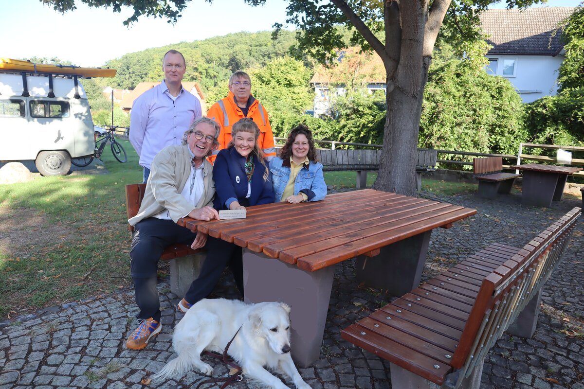 Der Niederkaufunger Klaus Fischer (vorne links) hat gemeinsam mit Dorfleben e.V. die Sitzgruppen am Backhaus ehrenamtlich aufgearbeitet. Die Kunigundengemeinde unterstütze ihn und bedankte sich für das Engagement. Vordere Reihe v.l.: Klaus Fischer, Eva Clara Tenzler und Jasmin Meinold von Dorfleben e.V./ hintere Reihe v.l. Stefan Müller, Fachbereichsleiter Tiefbau, Stadt- und Landschaftsplanung, Infrastruktur und Klaus Diebel, Leitung Bauhof.