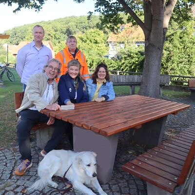 Bild vergr&ouml;&szlig;ern: Der Niederkaufunger Klaus Fischer (vorne links) hat gemeinsam mit Dorfleben e.V. die Sitzgruppen am Backhaus ehrenamtlich aufgearbeitet. Die Kunigundengemeinde unterstütze ihn und bedankte sich für das Engagement. Vordere Reihe v.l.: Klaus Fischer, Eva Clara Tenzler und Jasmin Meinold von Dorfleben e.V./ hintere Reihe v.l. Stefan Müller, Fachbereichsleiter Tiefbau, Stadt- und Landschaftsplanung, Infrastruktur und Klaus Diebel, Leitung Bauhof.