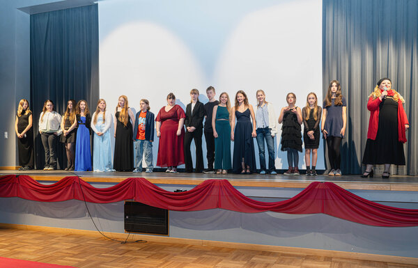 Die Protagonisten des Films auf der Premierenbühne, rechts im Bild Susanne Süßner.