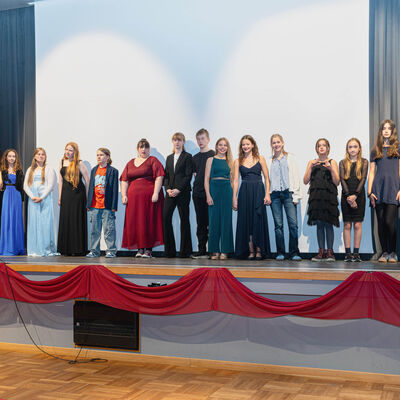 Bild vergr&ouml;&szlig;ern: Die Protagonisten des Films auf der Premierenbühne, rechts im Bild Susanne Süßner.