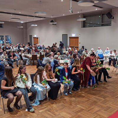 Bild vergr&ouml;&szlig;ern: Über 150 Besucher bei der Premiere im Bürgerhaus.