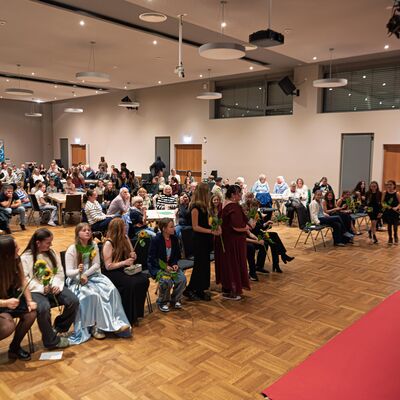 Bild vergr&ouml;&szlig;ern: Über 150 Besucher bei der Premiere im Bürgerhaus.