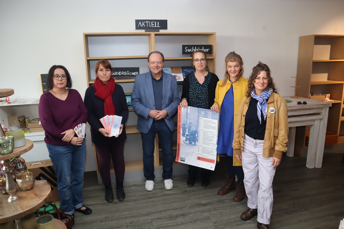 Freude über die Kooperation: (v.l.) Verena Pietschmann-Sippel, Susanne Klammroth (beide Geschäftsführerinnen des Dorfbuchladens), Bürgermeister Arnim Roß, Katharina Reinhold (Koordinierungsstelle „Engagiert in Kaufungen“), Eva Clara Tenzler und Jasmin Meinold (beide Vorsitzende von Dorfleben Kaufungen e.V.).