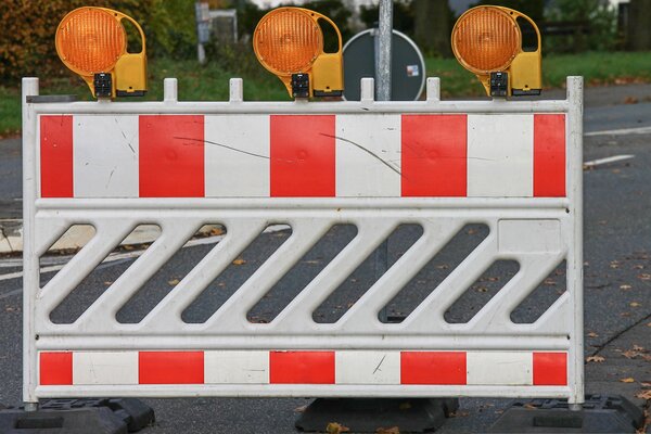 Bild vergr&ouml;&szlig;ern: Die Zufahrt von der Kreuzung zum Industriegebiet Kaufungen-Papierfabrik beziehungsweise zum P+R-Parkplatz an der Tramhaltestelle „Papierfabrik“ ist voll gesperrt laut Hessen Mobil.