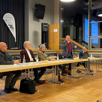 Bild vergr&ouml;&szlig;ern: Mehrere Referenten informierten über die Situation in der Energiekrise, v.l.n.r.: Roland Heibert, Andreas Graf, Lars Rotzsche, Bürgermeister Arnim Roß, Eike Weldner und Susanne Schmidt-Osterberg.