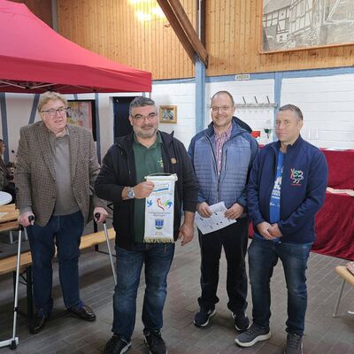 Bild vergr&ouml;&szlig;ern: Mittendrin bei der Geflügelschau: v.l. Stefan Röttger (Erster Beigeordneter der Kunigundengemeinde), Ulf Bürmann (Dreiländertauben-Meister), Matthias Schneider (Zuchtwart und stellv. Ausstellungsleiter), Frank Bethe (Vorsitzender vom Kreisverband Kassel im Landesverband Rassegeflügelzüchter Kurhessen e.V.)