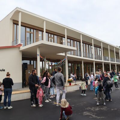 Bild vergr&ouml;&szlig;ern: Familien, Kinder, Freundinnen und Freunde: Viele Menschen kamen zu dem Schulfest der Ernst-Abbe-Schule im neuen Erweiterungsbau.