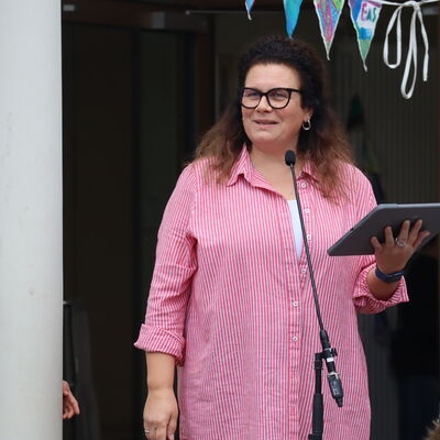 Bild vergr&ouml;&szlig;ern: Schulleiterin Pia Auell bedankte sich vor allem bei den Kindern für ihre Geduld.