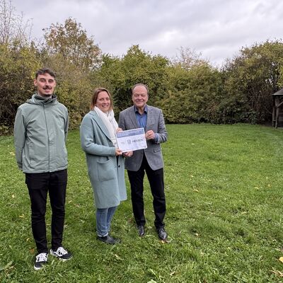 Bild vergr&ouml;&szlig;ern: Freude über die Zuwendung für den Gemeinschaftsplatz Papierfabrik: v.l. Loris Bressmann, Stadt- und Regionalplaner der Kunigundengemeinde, Dr. Christina Grebe, Fachbereichsleiterin Servicezentrum Regionalentwicklung und Bürgermeister Arnim Roß.