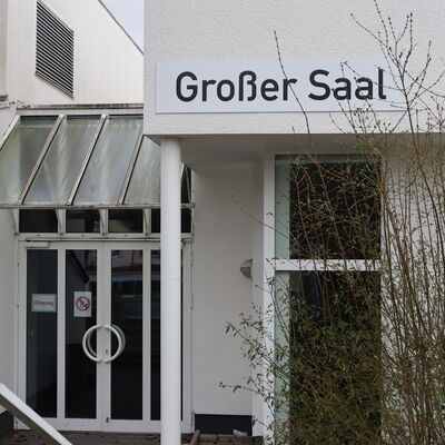 Bild vergr&ouml;&szlig;ern: Der große Saal von außen