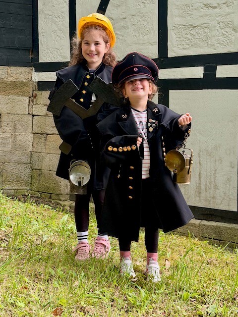 Gute Laune verbreiteten Antonella und Paolina bei der Saisoneröffnung des Bergwerkmuseums Rossgang.