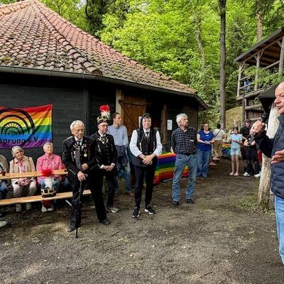 Bild vergr&ouml;&szlig;ern: Bürgermeister Arnim Roß begrüßte alle großen und kleinen Gäste vor dem markanten Museumsrundbau.
