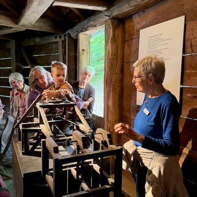 Bild vergr&ouml;&szlig;ern: Spannende Eindrücke in das Bergbaugeschehen gab es bei einer anschaulichen Führung durch Barbara Orth.