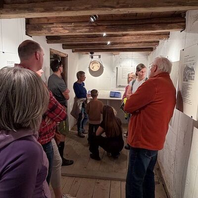 Bild vergr&ouml;&szlig;ern: Zahlreiche Informationstafeln und Ausstellungsstücke machen die Geschichte lebendig.