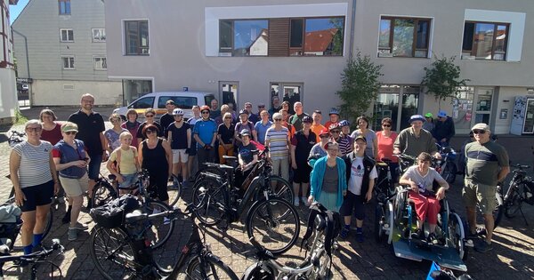 Motiviert und abfahrbereit: Über 50 Fahrradbegeisterte starteten am Pfingstmontag vom Brauplatz aus in Richtung Fürstenhagen. 
