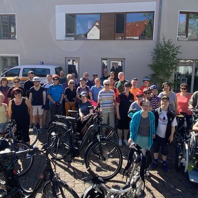 Bild vergr&ouml;&szlig;ern: Motiviert und abfahrbereit: Über 50 Fahrradbegeisterte starteten am Pfingstmontag vom Brauplatz aus in Richtung Fürstenhagen.