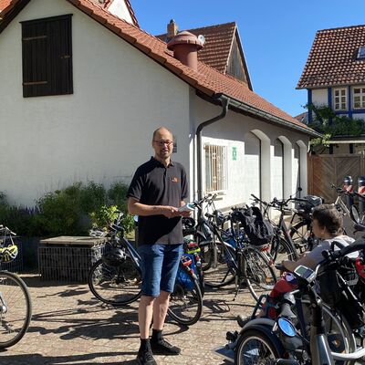 Bild vergr&ouml;&szlig;ern: Mit einer stimmungsvollen Fahrrad-Andacht schickte Pfarrer Martin Abraham die Teilnehmenden auf den Weg.