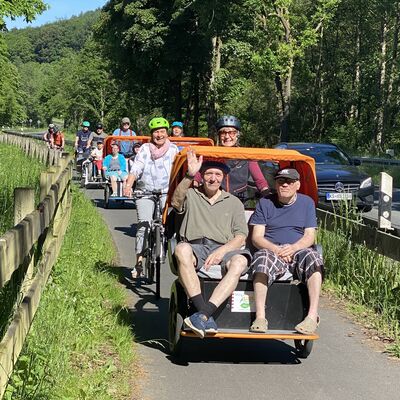 Bild vergr&ouml;&szlig;ern: Auch Menschen, die nicht mehr alleine Fahrrad fahren können, wurden vom Team „Radeln ohne Alter“ auf den Rikschas mitgenommen.