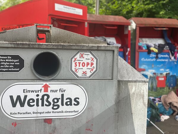 Bild vergr&ouml;&szlig;ern: Überfüllte Altglas- und Altkleidercontainer sowie daneben abgestellte Abfälle sorgen derzeit an verschiedenen Standorten im Gemeindegebiet für Unmut. Die Gemeinde bitte um Hinweise und Mithilfe.