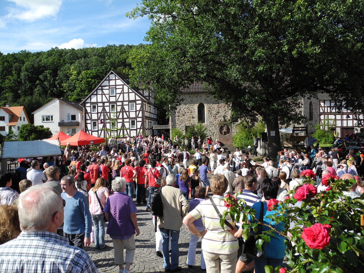 Mit den Dorftagen in Niederkaufungen beginnt am 20. und 21. Juni das Heimatfest 2026. Zwischen Kulinarischem und Köstlichkeiten werden verschiedene Streetacts, Konzerte und Auftritte Kaufunger Vereine die Gäste unterhalten.