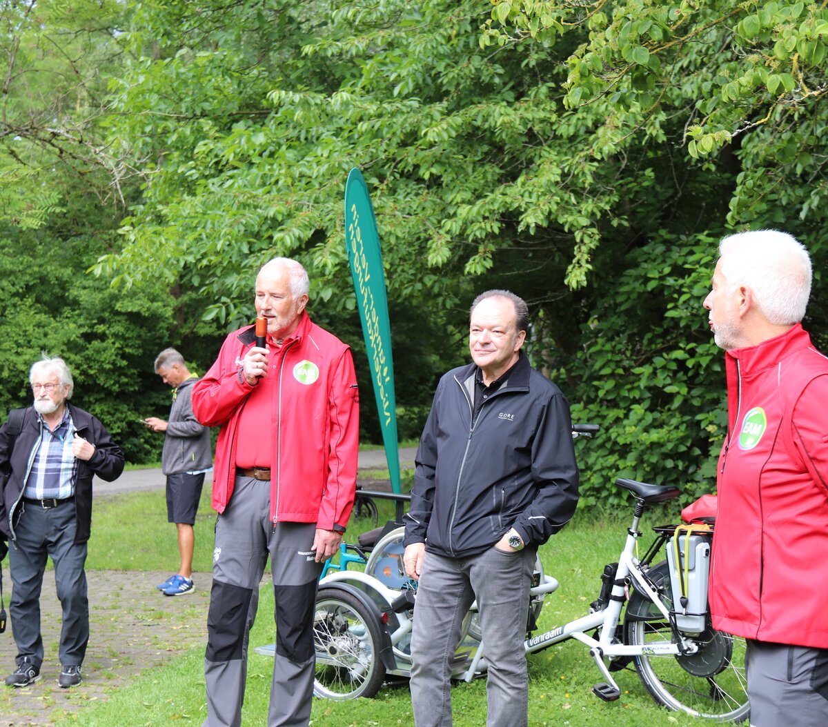 Offizielle Eröffnung im Grünen: Horst Hoffmann von der Wanderschule Nieste e.V. und Bürgermeister Arnim Ross begrüßen die Teilnehmenden an der Weinberghütte.
