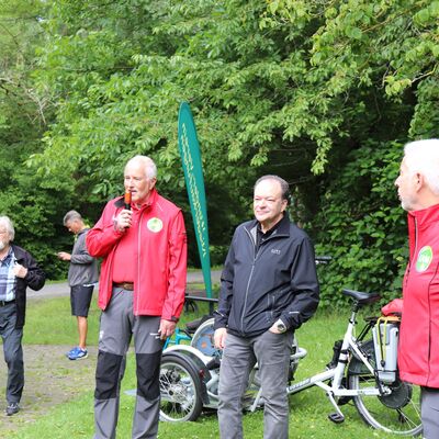 Bild vergr&ouml;&szlig;ern: Offizielle Eröffnung im Grünen: Horst Hoffmann von der Wanderschule Nieste e.V. und Bürgermeister Arnim Ross begrüßen die Teilnehmenden an der Weinberghütte.