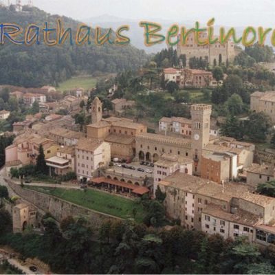 Bild vergrößern: Luftaufnahme der Partnerstadt Bertinoro, Italien; in der Bildmitte das Rathaus